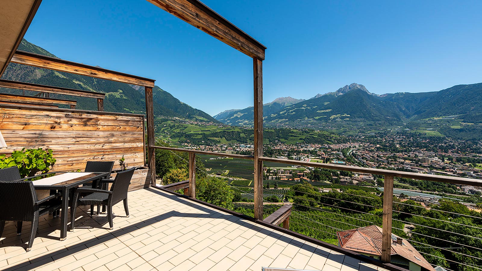 Die Terrasse von Aqualis, Ferienwohnung in Marling, mit Blick auf die Stadt Meran