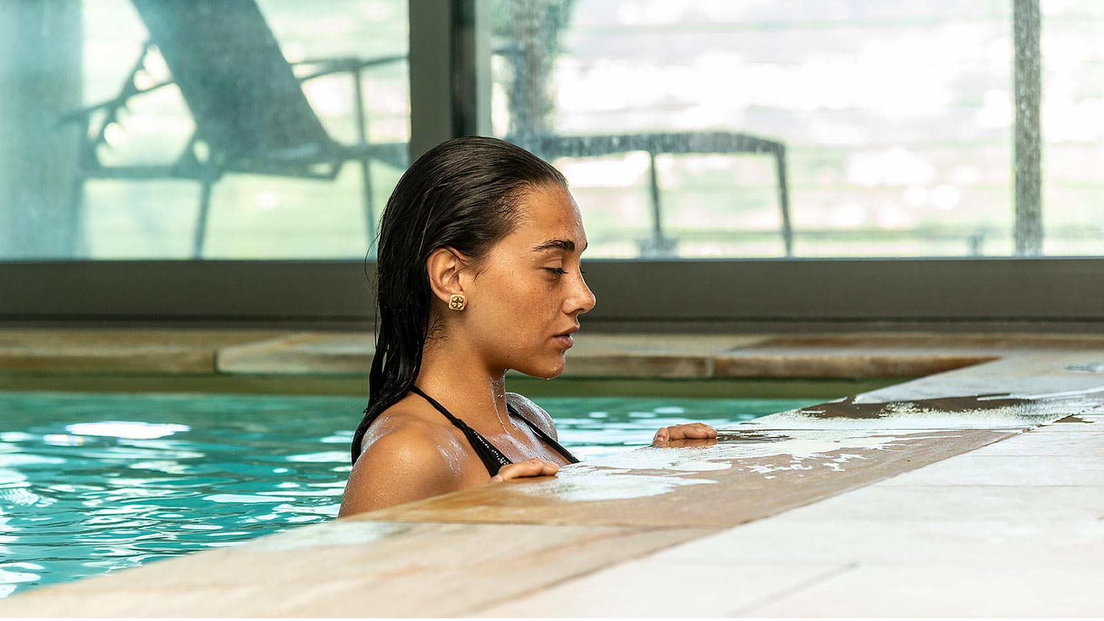 Ragazza a bordo piscina