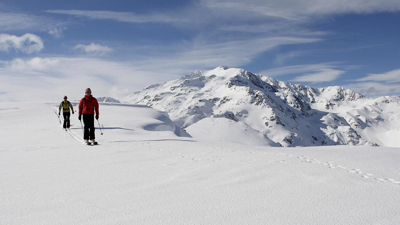 Ein Paar während eines Tages beim Skibergsteigen